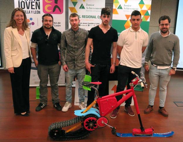 Cuatro alumnos de 2º FP de Soldadura y Calderería del FP Virgen del Buen Suceso, de La Robla (León) gana nla Competición Regional de Miniempresas con una bici eléctrica para la nieve. 