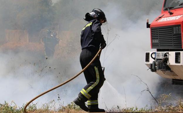 Imagen de archivo de un bomberos extinguiendo un fuego.