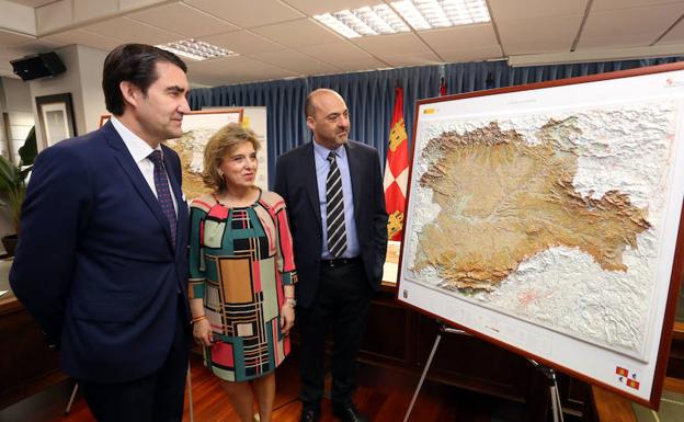 El consejero de Fomento y Medio Ambiente, Juan Carlos Suárez-Quiñones, y la delegada de Gobierno en Castilla y León, María José Salgueiro, presentan los nuevos mapas autonómicos de la Comunidad. Junto a ellos, el subdirector general de Geodesia, Francisco Javier González (D).