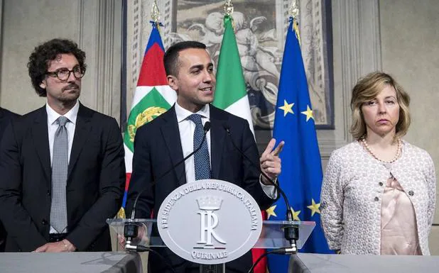 El líder del Movimiento 5 Estrellas (M5S), Luigi Di Maio (c), junto con los miembros del partido Giulia Grillo (d) y Danilo Toninelli. 