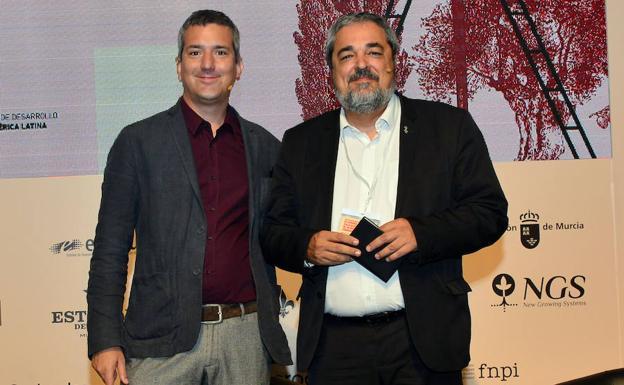 Santiago Roncagliolo, este miércoles en Murcia, junto a Carlos Aganzo, presentador del evento.