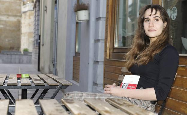 Alba Flores, junto a la Catedral. 