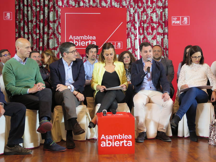Fotos: Patxi López participa en una Asamblea Abierta en León