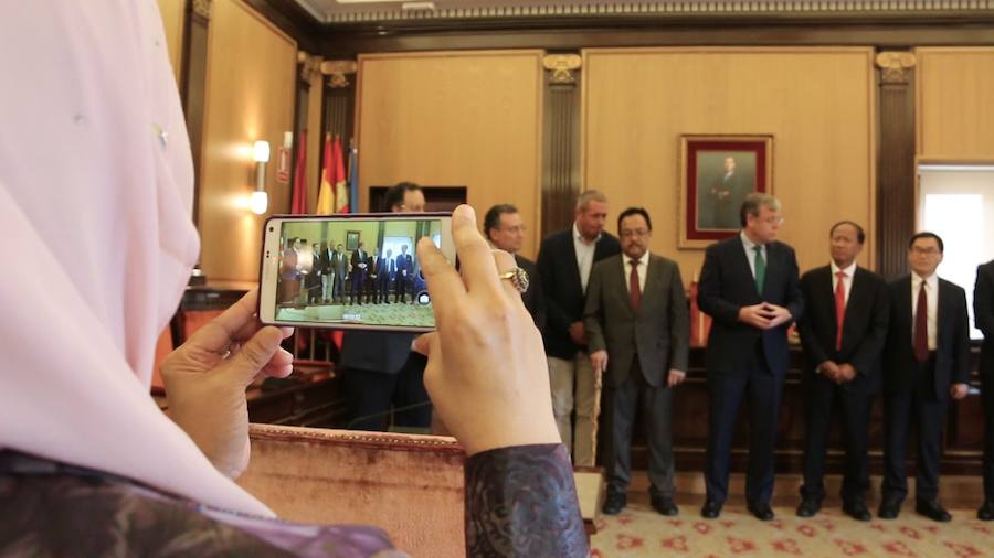 Visita a León de los embajadores de Malaysia (Zainal Abidin), Vietnam (Ngo Tien Dung) y Taiwán (Simon Ko) al Consistorio de San Marcelo, donde han sido recibidos por el alcalde de León, Antonio Silván, y el concejal de Seguridad y Movilidad, Fernando Salguero.