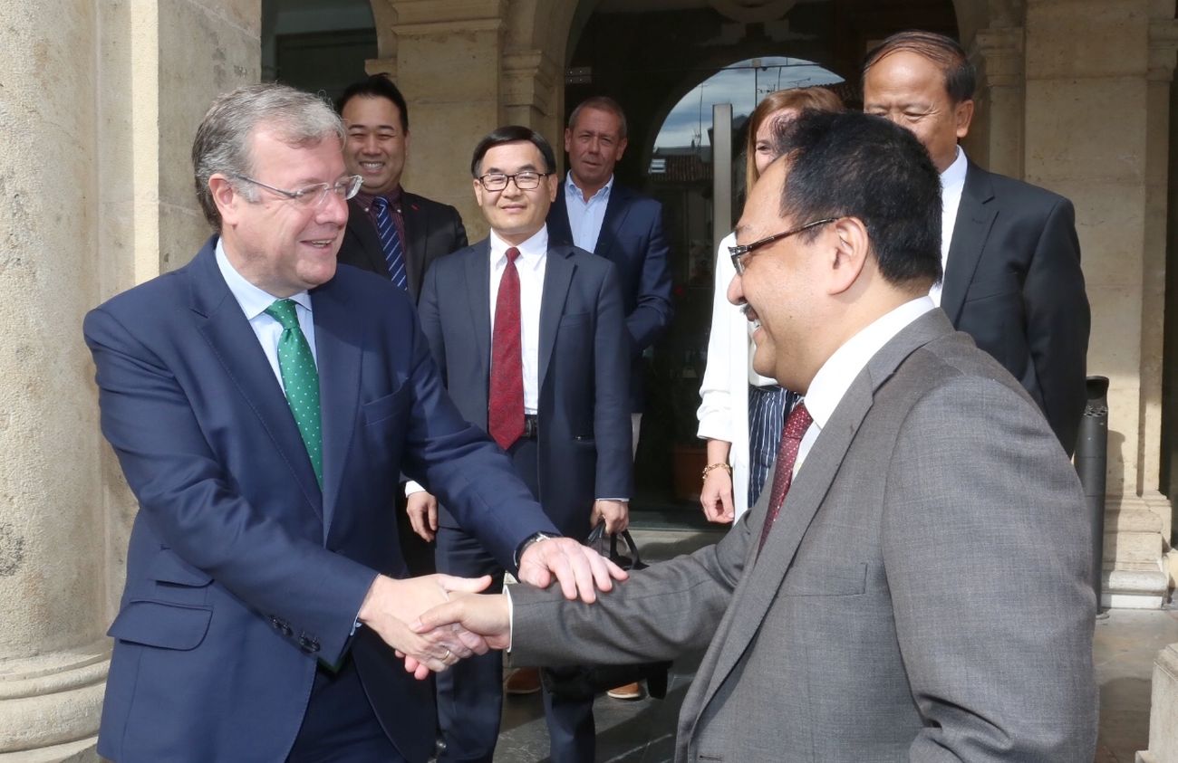 Visita a León de los embajadores de Malaysia (Zainal Abidin), Vietnam (Ngo Tien Dung) y Taiwán (Simon Ko) al Consistorio de San Marcelo, donde han sido recibidos por el alcalde de León, Antonio Silván, y el concejal de Seguridad y Movilidad, Fernando Salguero.