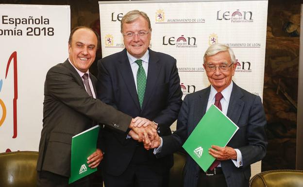 El alcalde de León, Antonio Silván; el presidente de Mercasa, David Martínez Fontano (I) y el presidente de la Academia Iberoamericana de Gastronomía, Rafael Ansón (D), firman el acuerdo.