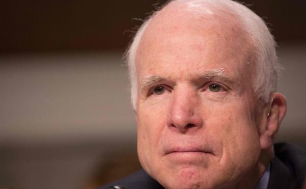 Crueles ataques contra McCain por su oposición a la tortura