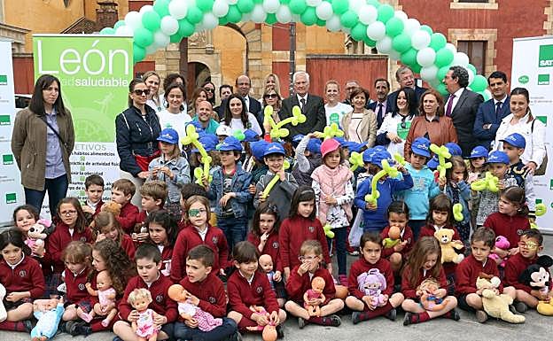 Imagen principal - Diversas escenas del encuentro mantenido este viernes.