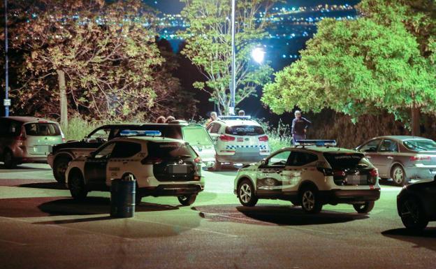 Efectivos de la Guardia Civil y la Policía Local, en las instalaciones del Campo de Tiro de Las Gabias, anoche. 