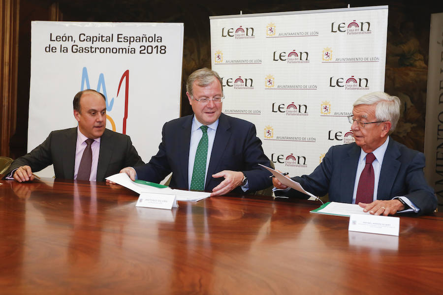 Fotos: Firma de un convenio entre el Ayuntamiento de León, Mercasa y la Academia Iberoamericana de Gastronomía