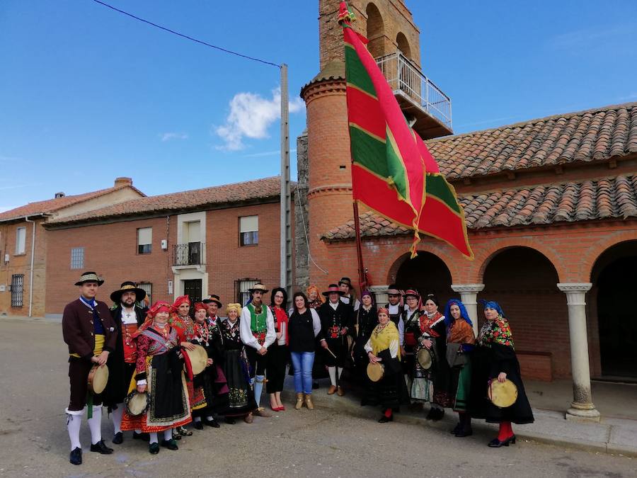 Teresa Mata, con el pendón y los danzantes. 