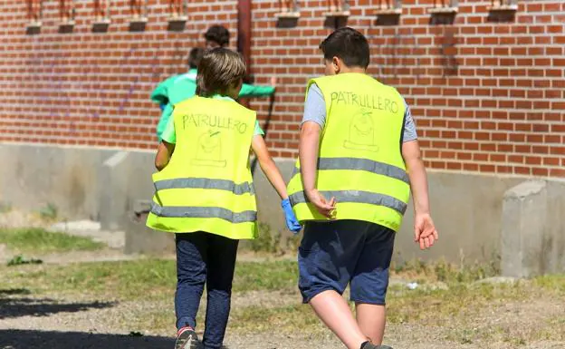 Patrulleros de limpieza en el colegio la V Angustia de Cacabelos.