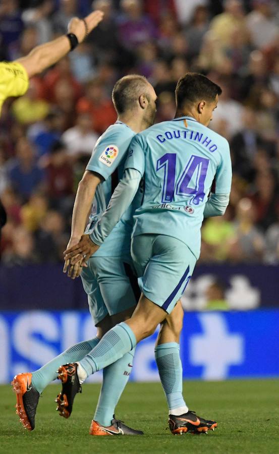 El Barça perdió la imbatibilidad en el Ciutat de Valencia a pesar del hat-trick de Coutinho y el penalti transformado por Suárez. Con esta victoria, el Levante acumula cinco consecutivas en casa 