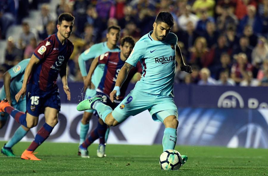 El Barça perdió la imbatibilidad en el Ciutat de Valencia a pesar del hat-trick de Coutinho y el penalti transformado por Suárez. Con esta victoria, el Levante acumula cinco consecutivas en casa 