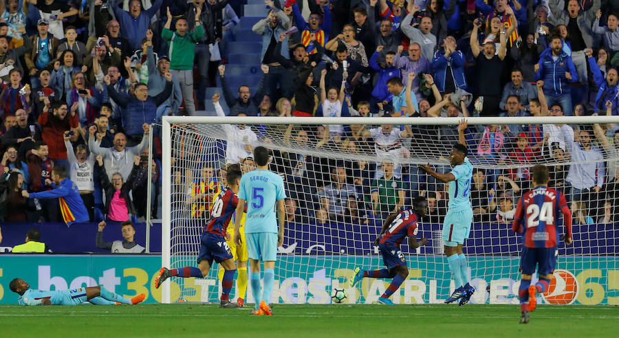 El Barça perdió la imbatibilidad en el Ciutat de Valencia a pesar del hat-trick de Coutinho y el penalti transformado por Suárez. Con esta victoria, el Levante acumula cinco consecutivas en casa 