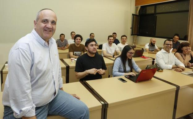 El catedrático Nicolás Rodríguez, con alumnos que cursan el máster.