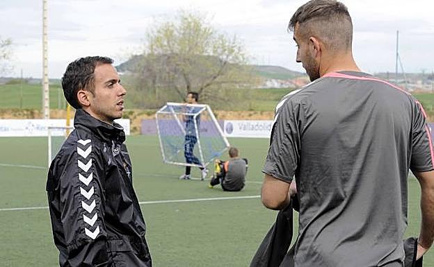 Borja Jiménez, en su etapa en el Valladolid B, conversa con Ángel, actual jugador de la Cultural.