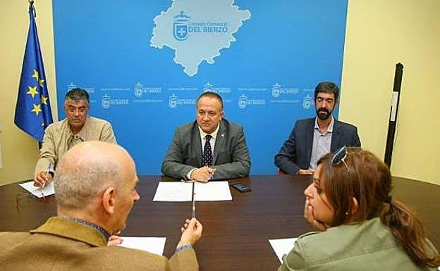 Reunión de los secretarios en el Consejo Comarcal del Bierzo.