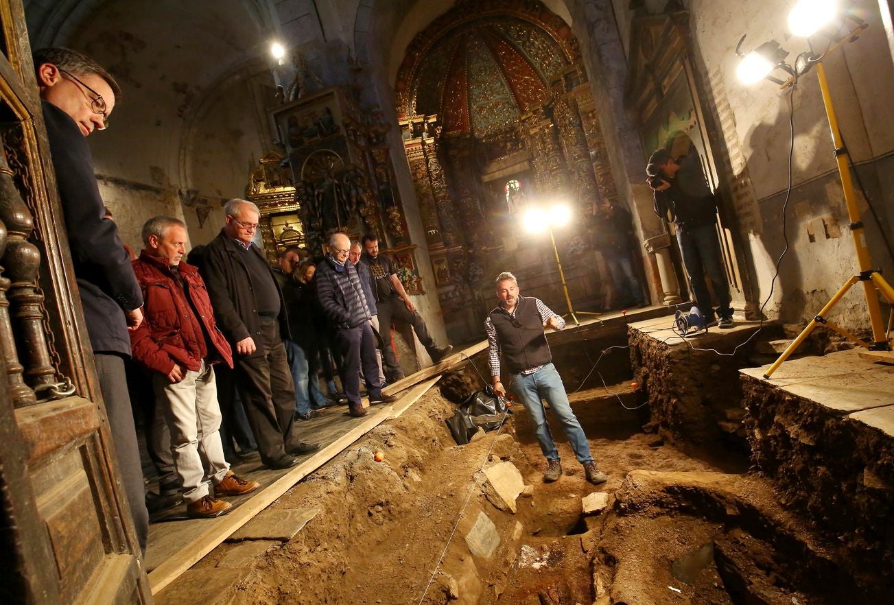 El director general de Patrimonio de la Junta, Enrique Saiz, presenta los avances en las excavaciones arqueológicas que han tenido lugar en la iglesia del monasterio de San Pedro de Montes.