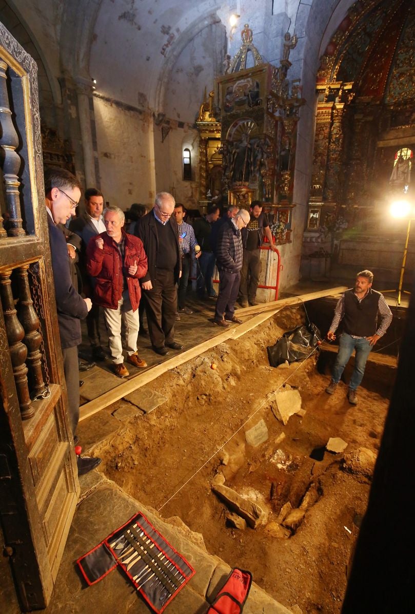 El director general de Patrimonio de la Junta, Enrique Saiz, presenta los avances en las excavaciones arqueológicas que han tenido lugar en la iglesia del monasterio de San Pedro de Montes.