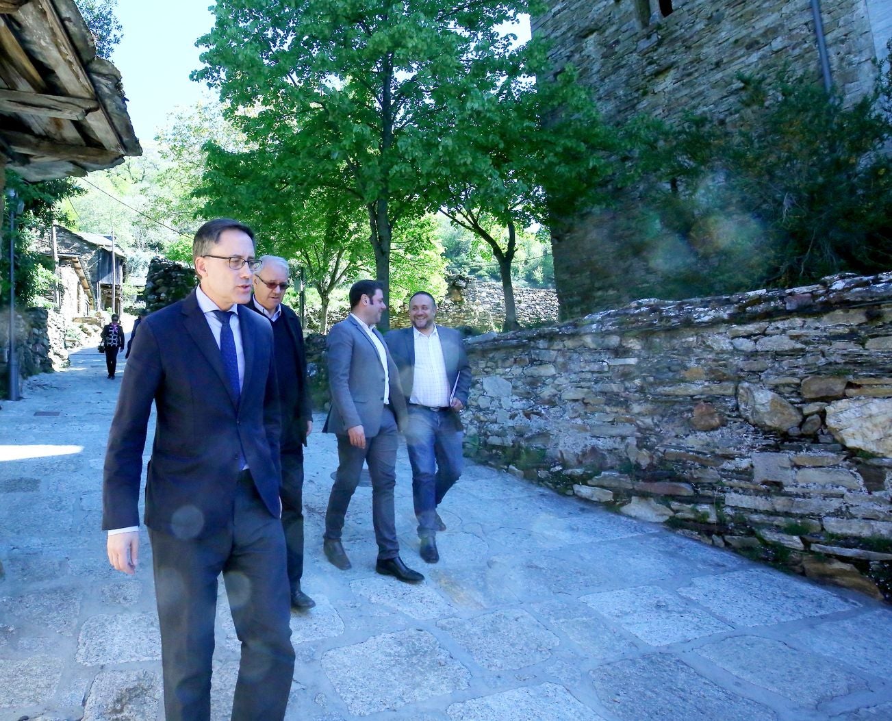 El director general de Patrimonio de la Junta, Enrique Saiz, presenta los avances en las excavaciones arqueológicas que han tenido lugar en la iglesia del monasterio de San Pedro de Montes.