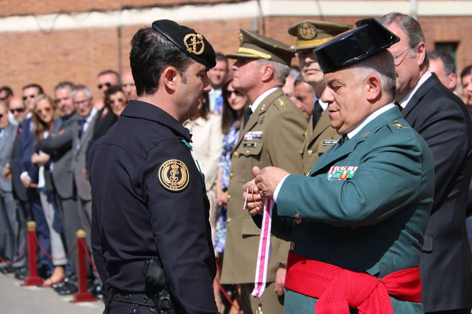 Disciplina, lealtad, compañerismo y servicio son los valores sobre los que nació en 1844 la Guardia Civil, la institución más antigua de España y que este jueves ha conmemorado en León su 174 aniversario