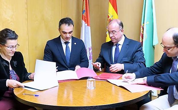 Firma del acuerdo entre universidades.