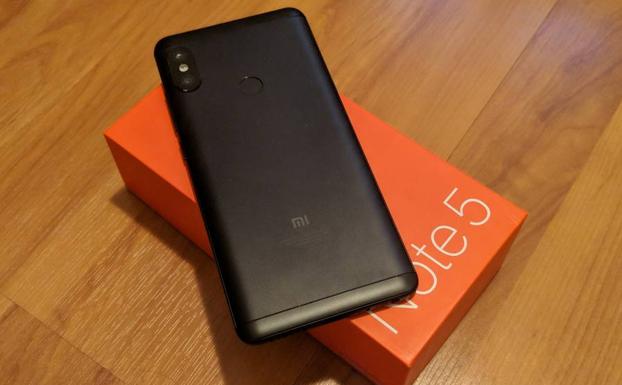 El Redmi Note 5 por detrás.