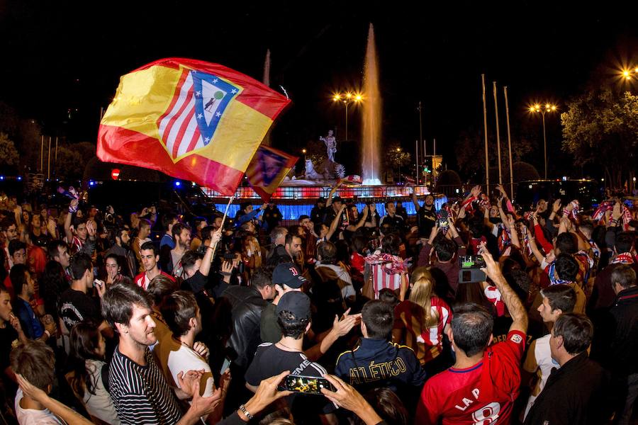 Los hinchas rojiblancos acudieron a Neptuno para festejar el título de la Europa League que conquistó el Atlético al imponerse en Lyon al Olympique de Marsella. 