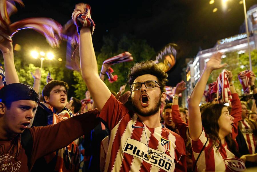 Los hinchas rojiblancos acudieron a Neptuno para festejar el título de la Europa League que conquistó el Atlético al imponerse en Lyon al Olympique de Marsella. 