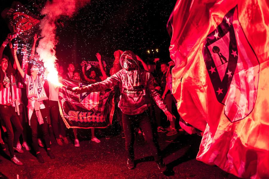 Los hinchas rojiblancos acudieron a Neptuno para festejar el título de la Europa League que conquistó el Atlético al imponerse en Lyon al Olympique de Marsella. 