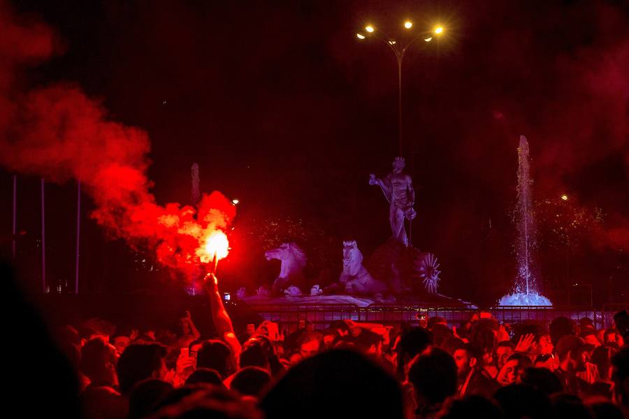 Los hinchas rojiblancos acudieron a Neptuno para festejar el título de la Europa League que conquistó el Atlético al imponerse en Lyon al Olympique de Marsella. 