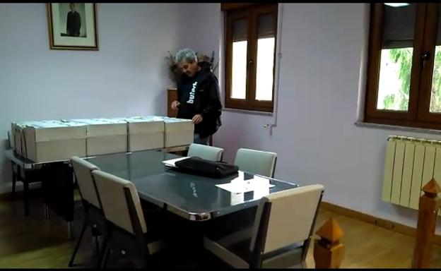 El portavoz de CB, José Díaz, en el Ayuntamiento de Berlanga junto a las 20 cajas de documentación municipal requerida.