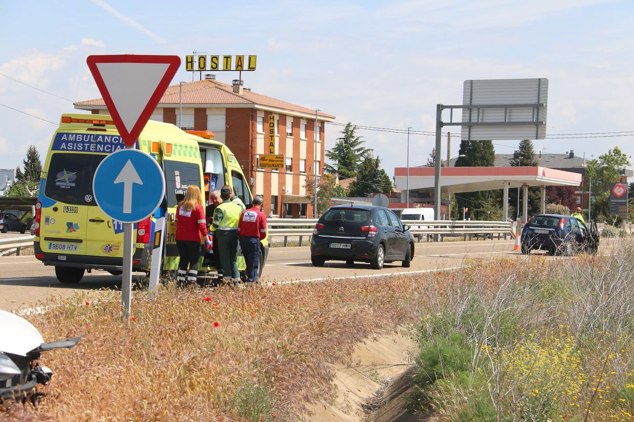 El accidente ha tenido lugar tras impactar frontolateralmente ambos vehículos | La N-120 soporta este lunes un alto volumen de tráfico por el corte de la autopista León-Astorga