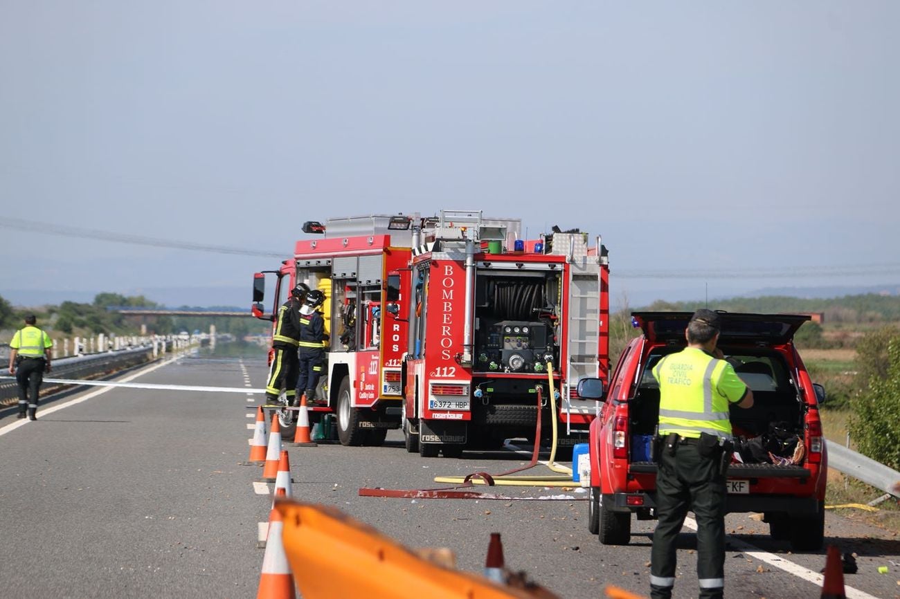 Un fallecido al arrollar un camión cargado de gasolina a una furgoneta de mantenimiento en la León-Astorga