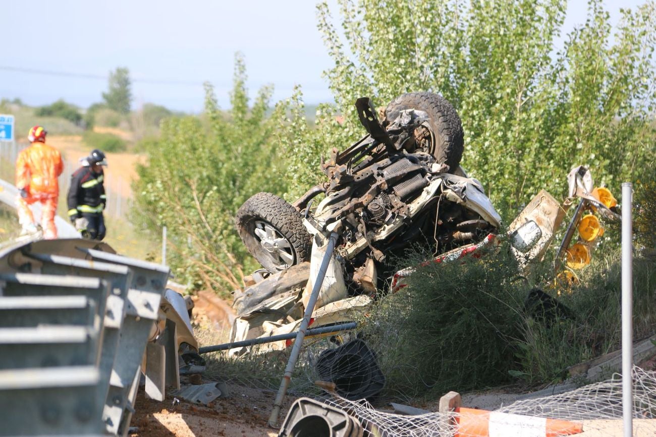 Un fallecido al arrollar un camión cargado de gasolina a una furgoneta de mantenimiento en la León-Astorga