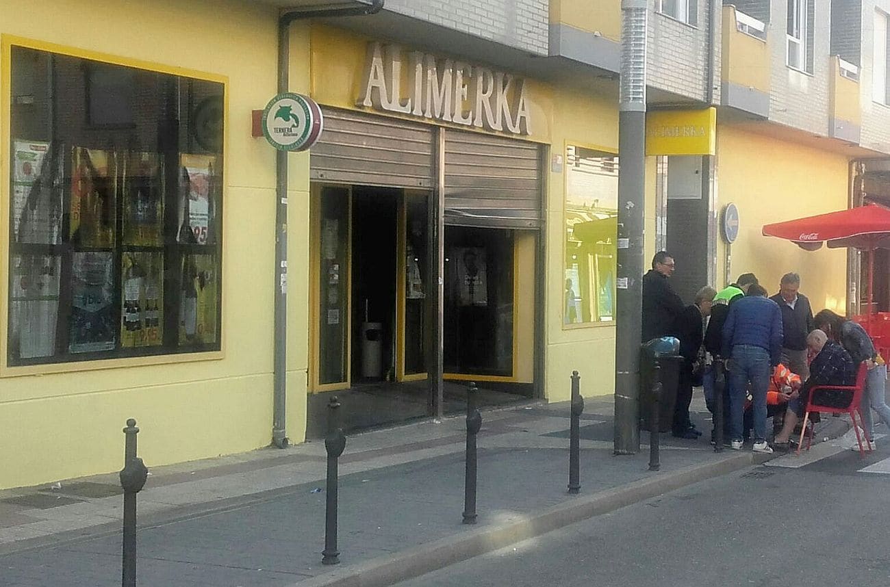 Varias personas resultan intoxicadas tras arder de madrugada un súper en La Virgen del Camino