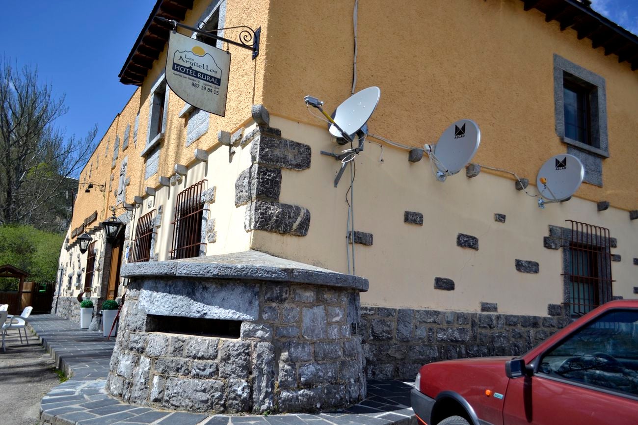 En un entorno privilegiado, a los pies del Pico Bodón en la localidad de Valdelugueros, en un edificio de arquitectura protegida, se encuentra el El hotel Los Argüellos