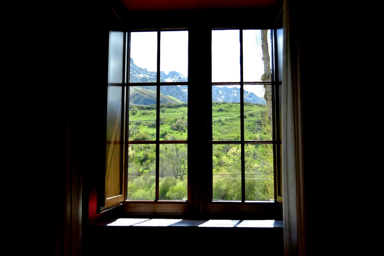 En un entorno privilegiado, a los pies del Pico Bodón en la localidad de Valdelugueros, en un edificio de arquitectura protegida, se encuentra el El hotel Los Argüellos