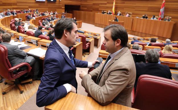 El procurador socialista Tino Rodríguez conversa con el consejero de Fomento, Juan Carlos Suárez-Quiñones.