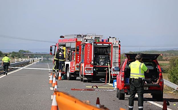 Un fallecido y dos heridos al arrollar un camión cargado de gasolina a ...