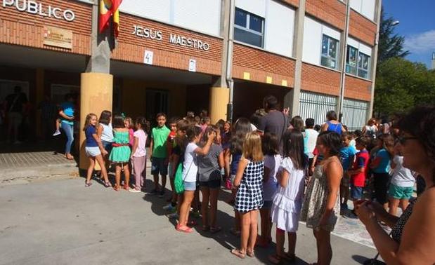 UGT denuncia la supresión de plazas docentes en colegios del Bierzo.