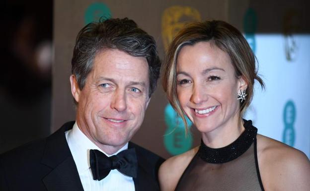 Hugh Grant y Anna Eberstein.