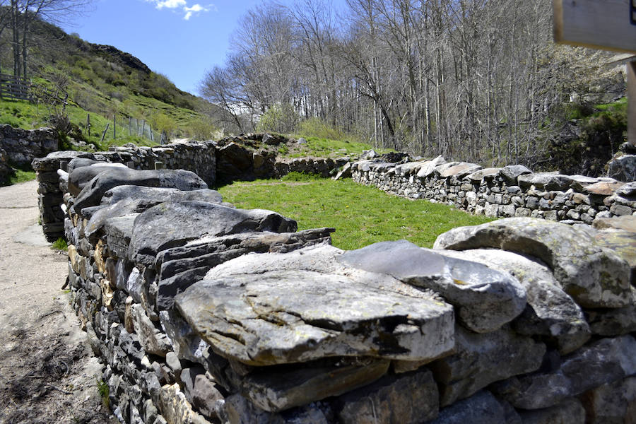 Este municipio, situado en plena cordillera Cantábrica, fue un verdadero escenario de enfrentamiento durante la Guerra Civil, conservando a día de hoy infraestructuras heredadas de aquella época