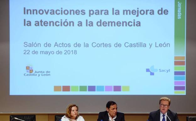 El consejero de Sanidad de la Junta de Castilla y León , Antonio María Sáez (c), junto a la presidenta de AFACAYLE, Milagros Carvajal (i), y el vicepresidente de Plena Inclusión de Castilla y León, Juan Pablo Torres. 