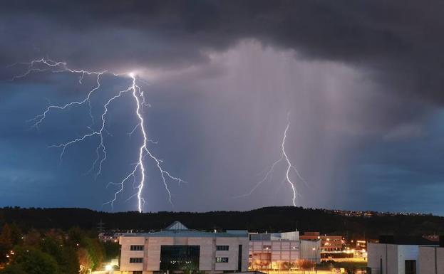 Una tormenta descargando sobre la ciudad de León.