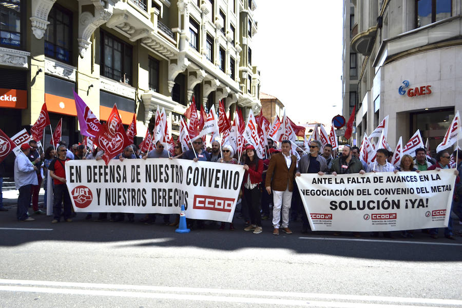 Fotos: Protestas ante la sede de la patronal