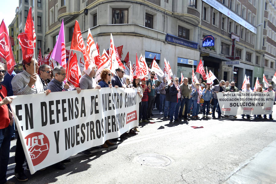 Fotos: Protestas ante la sede de la patronal