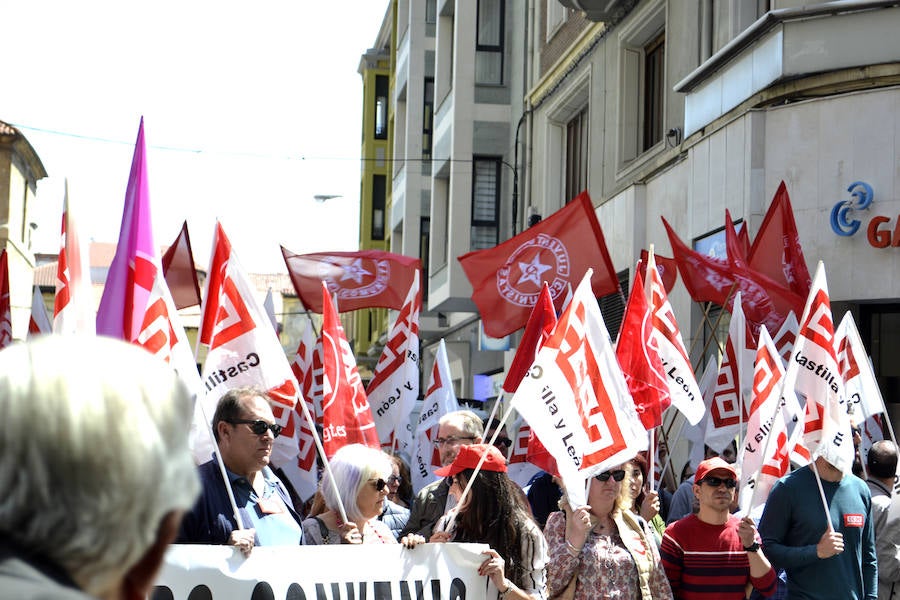 Fotos: Protestas ante la sede de la patronal