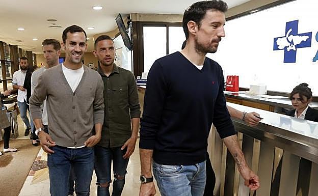 Linares, junto con los otros tres capitanes del Real Oviedo, durante su visita a la Clínica Asturias.